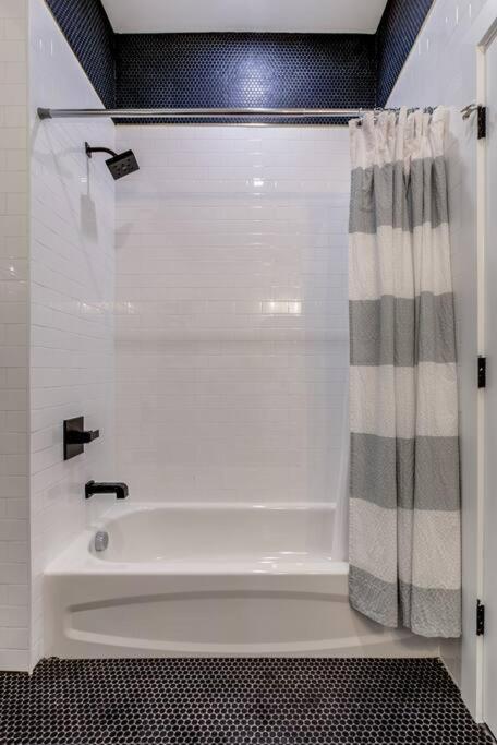 Luxury Designer Theme 2Br Apt Near Nyc / Thepath Apartment Newark Exterior photo